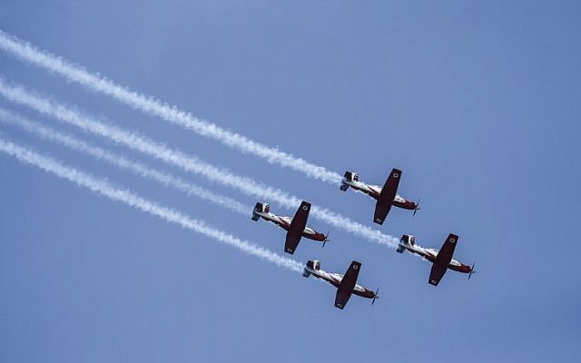 Les avions T-6 Texan II de l'armée de l'air israélienne lors d'un spectacle aérien dans le cadre des célébrations du 70ème Jour de l'Indépendance le 19 avril 2018 dans la ville côtière méditerranéenne de Tel Aviv (Crédit : AFP PHOTO / AHMAD GHARABLI)