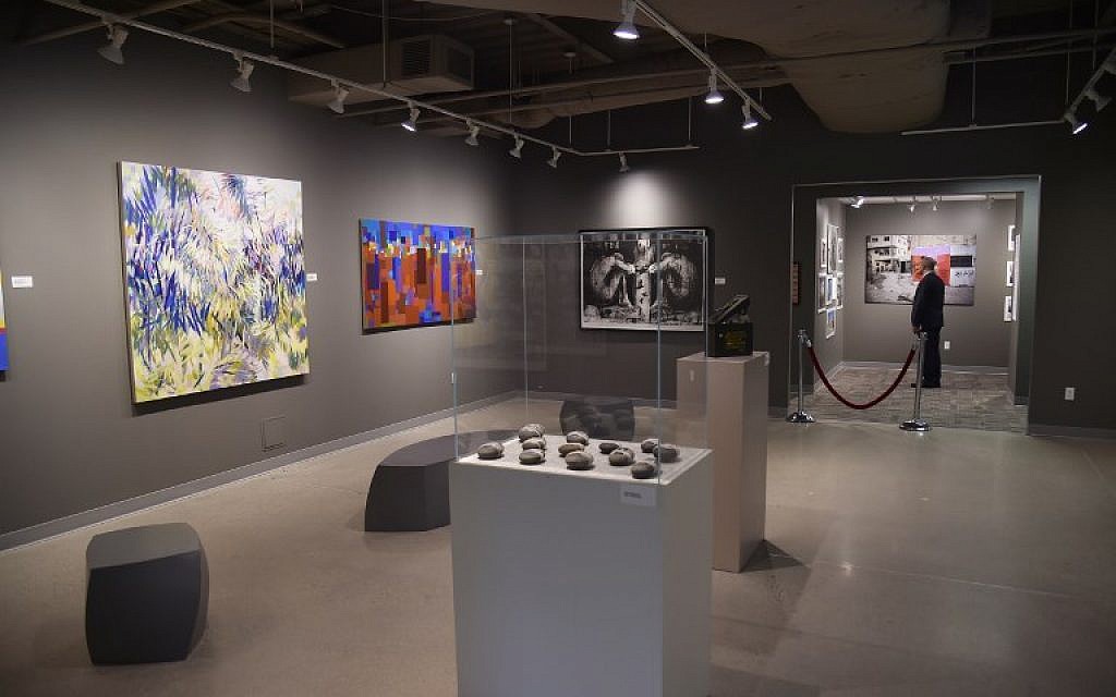 Des gens visitent le musée palestinien le jour de son inauguration le 22 avril 2018 à  Woodbridge, dans le Connecticut (Crédit : / AFP PHOTO / HECTOR RETAMAL)