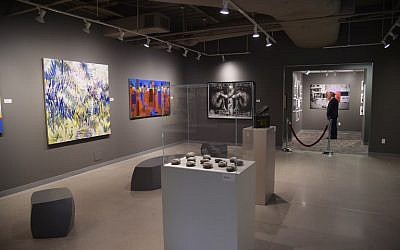 Des gens visitent le musée palestinien le jour de son inauguration le 22 avril 2018 à  Woodbridge, dans le Connecticut (Crédit : / AFP PHOTO / HECTOR RETAMAL)
