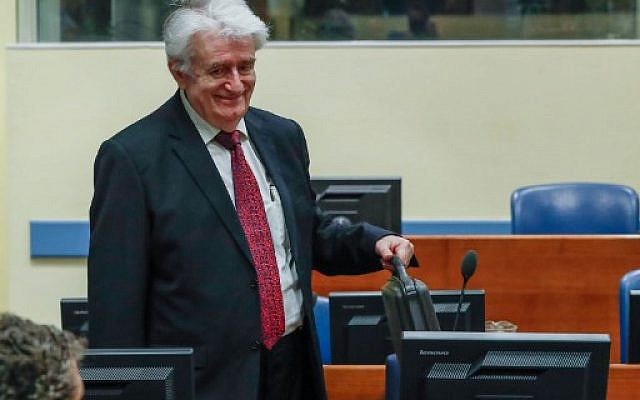 L'ex-chef politique des Serbes de Bosnie Radovan Karadzic à son arrivée dans la salle d'audience du Mécanisme pour les tribunaux pénaux internationaux (MTPI, à La Haye, le 23 avril 2018. (Crédit : AFP PHOTO / ANP / Yves Herman ) L'ex-chef politique des Serbes de Bosnie Radovan Karadzic à son arrivée dans la salle d'audience du Mécanisme pour les tribunaux pénaux internationaux (MTPI, à La Haye, le 23 avril 2018. (Crédit : AFP PHOTO / ANP / Yves Herman )