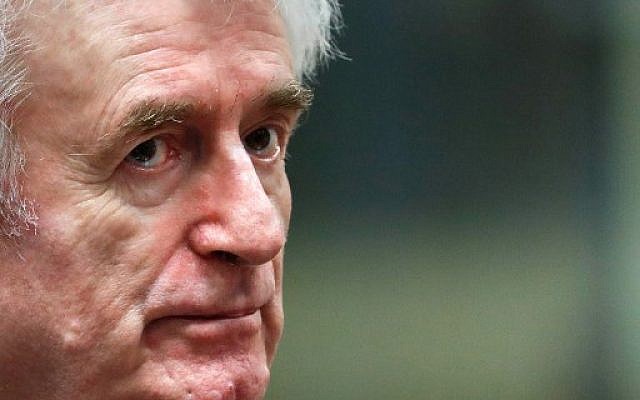 L'ex-chef politique des Serbes de Bosnie Radovan Karadzic à son arrivée dans la salle d'audience du Mécanisme pour les tribunaux pénaux internationaux (MTPI, à La Haye, le 23 avril 2018. (Crédit : AFP PHOTO / ANP / Yves Herman ) L'ex-chef politique des Serbes de Bosnie Radovan Karadzic à son arrivée dans la salle d'audience du Mécanisme pour les tribunaux pénaux internationaux (MTPI, à La Haye, le 23 avril 2018. (Crédit : AFP PHOTO / ANP / Yves Herman )