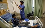 Abdel Rahman Nawfal, 12 ans, à l'hôpital de la ville de Ramallah, en Cisjordanie, après l'amputation de sa jambe suite à une blessure contractée durant les affrontements contre les forces israéliennes le long de la frontière entre Gaza et Israël, le 23 avril 2018 (Crédit :  . / AFP PHOTO / ABBAS MOMANI)