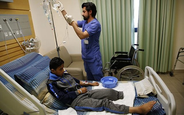 Abdel Rahman Nawfal, 12 ans, à l'hôpital de la ville de Ramallah, en Cisjordanie, après l'amputation de sa jambe suite à une blessure contractée durant les affrontements contre les forces israéliennes le long de la frontière entre Gaza et Israël, le 23 avril 2018 (Crédit :  . / AFP PHOTO / ABBAS MOMANI)