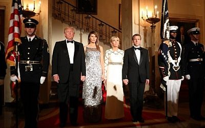 Le couple présidentiel américain Donald Trump et Melania Trump aux côtés de leurs homologues français Emmanuel Macron et Brigitte Macron, avant une dîner officiel à la Maison Blanche à Washington, le 24 avril 2018. (Crédit : AFP / Ludovic MARIN)