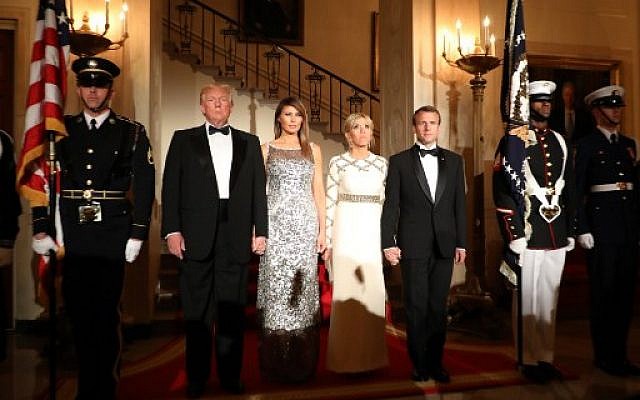 Le couple présidentiel américain Donald Trump et Melania Trump aux côtés de leurs homologues français Emmanuel Macron et Brigitte Macron, avant une dîner officiel à la Maison Blanche à Washington, le 24 avril 2018. (Crédit : AFP / Ludovic MARIN)