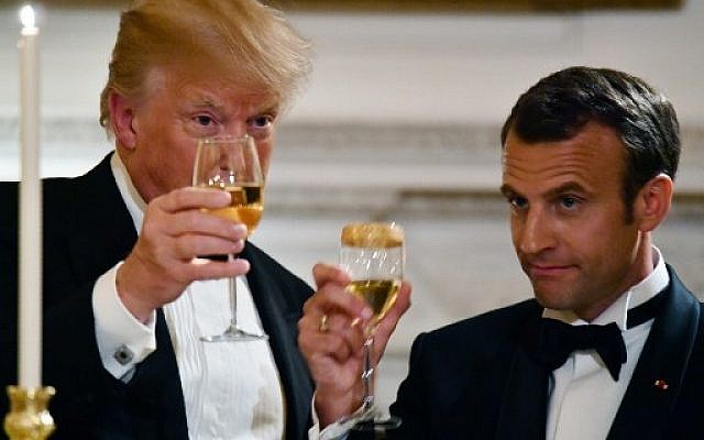 Donald Trump et Emmanuel Macron trinquent dîner officiel à la Maison Blanche à Washington, le 24 avril 2018. (Crédit : AFP / Thomas KAMM) Donald Trump et Emmanuel Macron trinquent dîner officiel à la Maison Blanche à Washington, le 24 avril 2018. (Crédit : AFP / Thomas KAMM)
