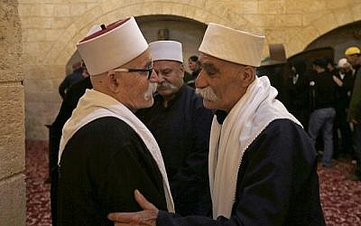 Des membres de la communauté druze d'Israël participent à une célébration au tombeau sacré de Nebi Shu'eib dans le nord d'Israël le 25 avril 2018. (AFP Photo Jalaa/Marey)