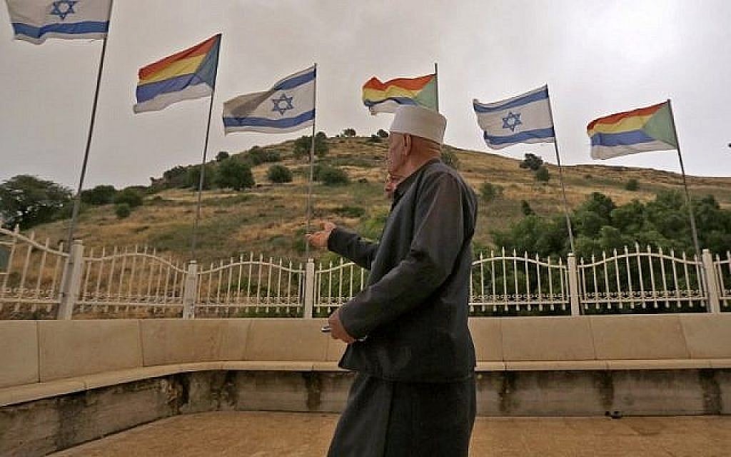Illustration : Des membres de la communauté druze israélienne arrivant pour assister à une célébration au tombeau sacré de Nabi Shoaib, près de Tibériade, dans le nord d'Israël, le 25 avril 2018. (Crédit : Jalal Marey/AFP) Illustration : Des membres de la communauté druze israélienne arrivant pour assister à une célébration au tombeau sacré de Nabi Shoaib, près de Tibériade, dans le nord d'Israël, le 25 avril 2018. (Crédit : Jalal Marey/AFP)