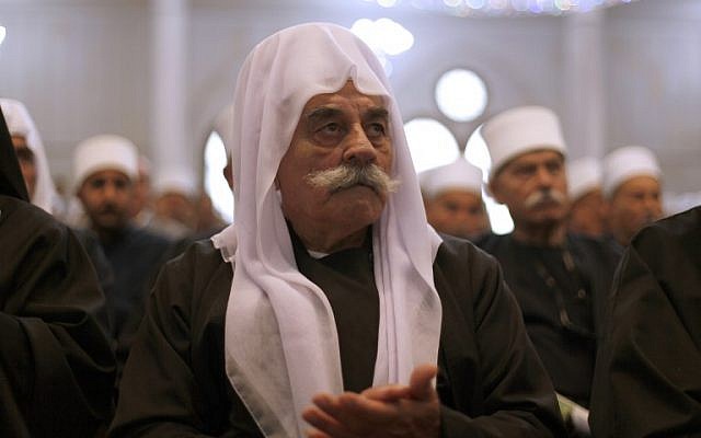 Des membres de la communauté druze israélienne se rassemblent pour assister à une célébration sur la tombe sacrée de Nabi Shoaib près de Tibériade, dans le nord d'Israël, le 25 avril 2018. (AFP Photo Jalaa/Marey)