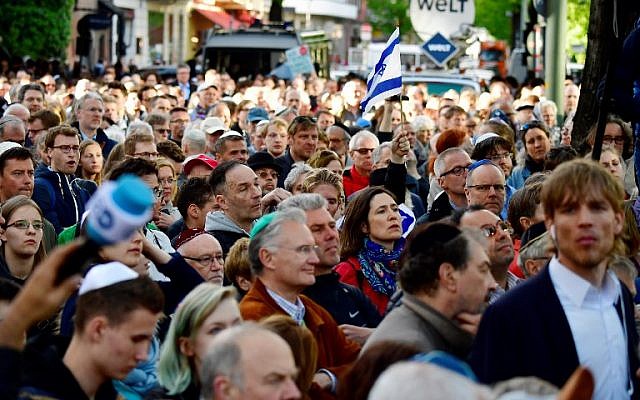 Les participants à la manifestation "Berlin porte la kippa", plus de 2 000 juifs et non-juifs portant la calotte traditionnelle en signe de solidarité avec les juifs, le 25 avril 2018 à Berlin, après que l'Allemagne a été secouée par une série d'incidents antisémites. (Crédit : AFP / Tobias SCHWARZ) Les participants à la manifestation "Berlin porte la kippa", plus de 2 000 juifs et non-juifs portant la calotte traditionnelle en signe de solidarité avec les juifs, le 25 avril 2018 à Berlin, après que l'Allemagne a été secouée par une série d'incidents antisémites. (Crédit : AFP / Tobias SCHWARZ)