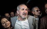 Le président de Cumhuriyet, Akin Atalay (à droite), et son épouse Adalet Atalay (à gauche) après leur libération de la prison de Silivri, près d'Istanbul, en Turquie, le 26 avril 2018 (Crédit : AFP PHOTO / BULENT KILIC)