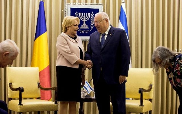 Le président israélien Reuven Rivlin et le Premier ministre roumain Viorica Dancila, à la résidence présidentielle à Jérusalem, le 26 avril 2018. (Crédit : AFP / POOL / Heidi Levine)