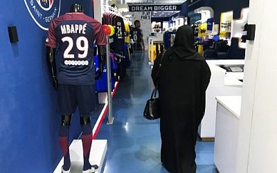 Un magasin officiel du Paris Saint-Germain (PSG) dans le centre commercial Villagio à Doha, au Qatar, le 25 avril 2018 (Crédit : AFP PHOTO / STRINGER