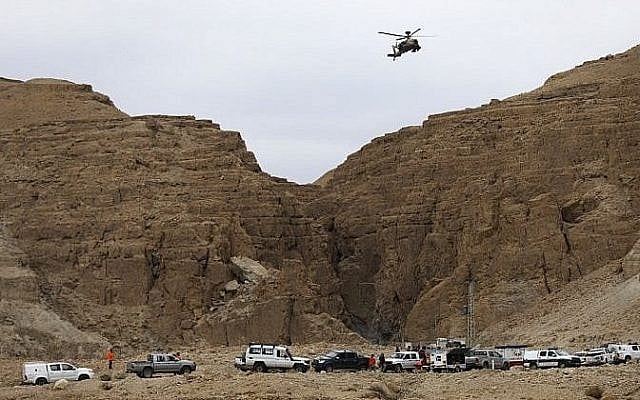 Les services d'urgence israéliens participent à une opération de recherche et de secours à proximité de la mer Morte, le 26 avril 2018 (Crédit : AFP/Menahem Kahana)
