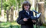 Charlotte Knobloch, présidente de la communauté juive de Munich, prononçant un discours durant la cérémonie d'inauguration d'un site de commémoration dans l'ancien camp de concentration de Muehldorfer Hart, à proximité de Waldkraiburg, dans le sud de l'Allemagne, le 27 avril 2018. (Crédit :  dpa/Matthias Balk/AFP PHOTO)
