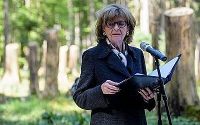 Charlotte Knobloch, présidente de la communauté juive de Munich, prononçant un discours durant la cérémonie d'inauguration d'un site de commémoration dans l'ancien camp de concentration de Muehldorfer Hart, à proximité de Waldkraiburg, dans le sud de l'Allemagne, le 27 avril 2018. (Crédit :  dpa/Matthias Balk/AFP PHOTO)