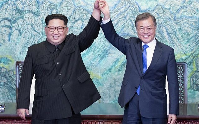 Les dirigeants coréens Kim Jong Un et South Korea's President Moon Jae-in (R) lors du sommet à Panmunjom, le 27 avril 2018. (Crédit : AFP / Korea Summit Press Pool / Korea Summit Press Pool) Les dirigeants coréens Kim Jong Un et South Korea's President Moon Jae-in (R) lors du sommet à Panmunjom, le 27 avril 2018. (Crédit : AFP / Korea Summit Press Pool / Korea Summit Press Pool)