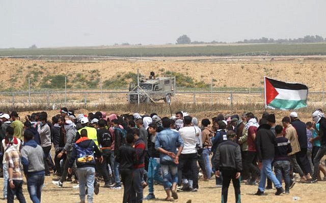 Des Palestiniens manifestent près de la ville de Khan Younès, au sud de la bande de Gaza, lors du cinquième vendredi consécutif de manifestations de masse et d'affrontements le long de la frontière entre Gaza et Israël, le 27 avril 2018. (AFP Photo/Said Khatib) Des Palestiniens manifestent près de la ville de Khan Younès, au sud de la bande de Gaza, lors du cinquième vendredi consécutif de manifestations de masse et d'affrontements le long de la frontière entre Gaza et Israël, le 27 avril 2018. (AFP Photo/Said Khatib)