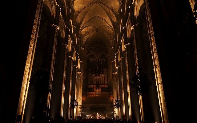 Des artistes rendent hommage à feu le chanteur Leonard Cohen dans la cathédrale de Bourges lors de la 42ème édition du festival de musique du Printemps de Bourges, le 27 avril 2018 (Crédit :  / AFP PHOTO / GUILLAUME SOUVANT)