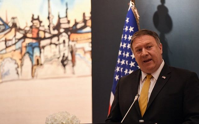 Le secrétaire d'Etat américain Mike Pompeo durant une conférence de presse conjointe avec le ministre saoudien des Affaires étrangères à l'aéroport royal de la capitale de Ryad, le 29 avril 2018 (Crédit :  / AFP PHOTO / FAYEZ NURELDINE)