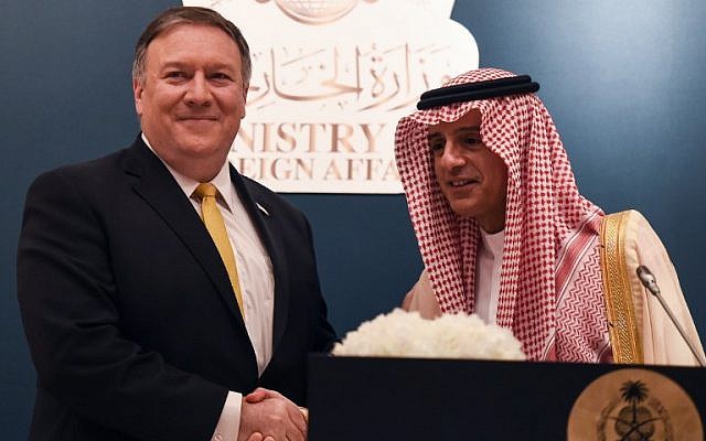 Le ministre saoudien des Affaires étrangères Adel al-Jubeir (à droite) serre la main du secrétaire d'État américain Mike Pompeo lors d'un point de presse conjoint à l'aéroport royal de Riyad, la capitale, le 29 avril 2018. (FAYEZ NURELDINE / AFP) Le ministre saoudien des Affaires étrangères Adel al-Jubeir (à droite) serre la main du secrétaire d'État américain Mike Pompeo lors d'un point de presse conjoint à l'aéroport royal de Riyad, la capitale, le 29 avril 2018. (FAYEZ NURELDINE / AFP)