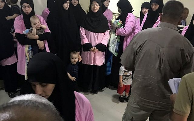 Une photo prise le 29 avril 2018 au tribunal pénal central de Bagdad, la capitale irakienne, montre des femmes russes condamnées à la prison pour avoir rejoint le groupe de l'État islamique debout avec des enfants dans un couloir. (Crédit : AFP/ Ammar Karim) Une photo prise le 29 avril 2018 au tribunal pénal central de Bagdad, la capitale irakienne, montre des femmes russes condamnées à la prison pour avoir rejoint le groupe de l'État islamique debout avec des enfants dans un couloir. (Crédit : AFP/ Ammar Karim)