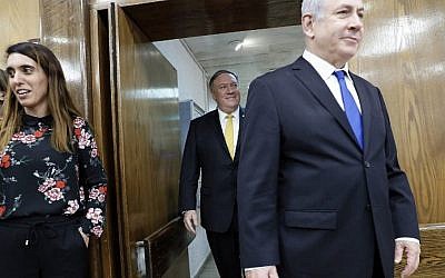 Le secrétaire d'État américain Mike Pompeo (C) et le Premier ministre israélien Benjamin Netanyahu (D) arrivent pour une conférence de presse conjointe au ministère de la Défense à Tel Aviv le 29 avril 2018. (AFP PHOTO / Thomas COEX)