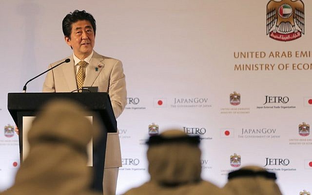 Le Premier ministre Shinzo Abe s'exprime durant un forum commercial japon-Emirats arabes unis à Abou Dhabi le 30 avril 2018 (Crédit : AFP PHOTO / KARIM SAHIB)
