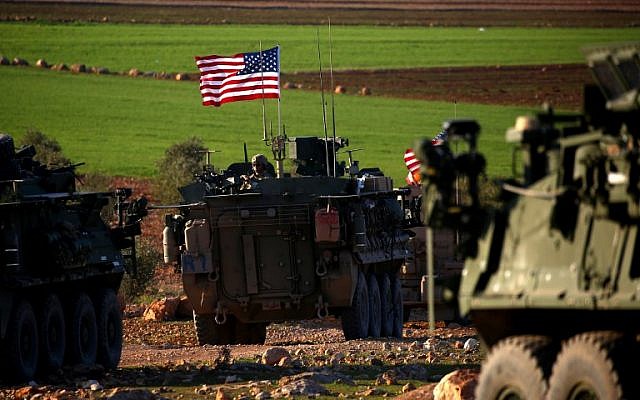 Un convoi de blindés aux abords du village de Yalanli, à l'ouest de la ville syrienne de Manbij, dans le nord du pays, le 5 mars 2017 (Crédit : AFP PHOTO / DELIL SOULEIMAN) Un convoi de blindés aux abords du village de Yalanli, à l'ouest de la ville syrienne de Manbij, dans le nord du pays, le 5 mars 2017 (Crédit : AFP PHOTO / DELIL SOULEIMAN)