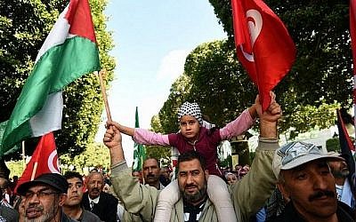 Des partisans du parti islamiste tunisiens Ennahda brandissent les drapeaux tunisien et palestinien, durant une manifestation de solidarité, à Tunis, le 7 novembre 2015. (Crédit AFP Photo/Fethi Belaid)