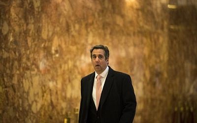 Michael Cohen, avocat personnel du président Donald Trump, traverse le hall d'entrée de la tour Trump, le 12 janvier 2017, à New York (Drew Angerer / Getty Images / AFP)