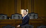 Le co-fondateur de Facebook, le PDG Mark Zuckerberg, est parti après avoir témoigné devant le comité sénatorial de la magistrature et du commerce dans l'immeuble de bureaux du Sénat à Capitol Hill, le 10 avril 2018, à Washington, DC. (Crédit : Zach Gibson / Getty Images)