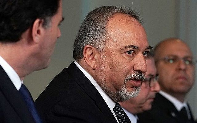 Le ministre de la Défense Avigdor Liberman durant un entretien avec Jim Mattis,, secrétaire d'État à la Défense, au Pentagone, le 26 avril 2018. (Crédit : Alex Wong/Getty Images/AFP) Le ministre de la Défense Avigdor Liberman durant un entretien avec Jim Mattis,, secrétaire d'État à la Défense, au Pentagone, le 26 avril 2018. (Crédit : Alex Wong/Getty Images/AFP)