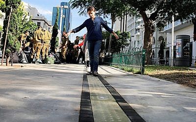 Un enfant sur le sentier de l'Indépendance sur le boulevard Rothschild à Tel Aviv, le 11 avril 2018 (publié avec autorisation)