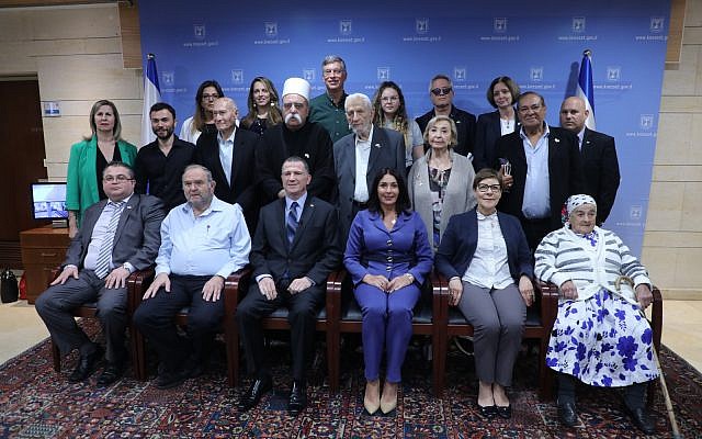 Les « allumeurs de torche » de la 70e fête de l'indépendance d'Israël lors d'une réception organisée par le président de la Knesset Yuli Edelstein (au premier rang) à Jérusalem, le 15 avril 2018 (Yitzhak Harari / Knesset)
