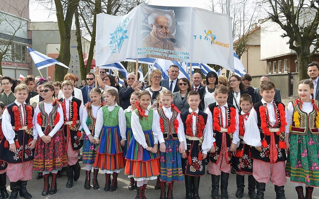 Des résidents polonais de Plonsk, ainsi que de nombreux responsables, se sont rassemblés en l'honneur du 70e anniversaire de l'indépendance d'Israël, le 15 avril 2018 (Yossi Zeliger / Limmud FSU)