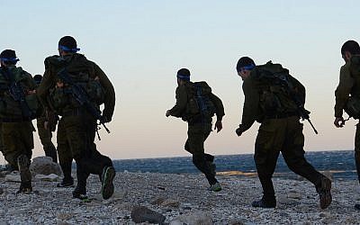 Illustration : Des soldats de Tsahal courent le long de la plage, le 13 février 2014 (Omer Shaul / porte-parole de Tsahal / Flickr)