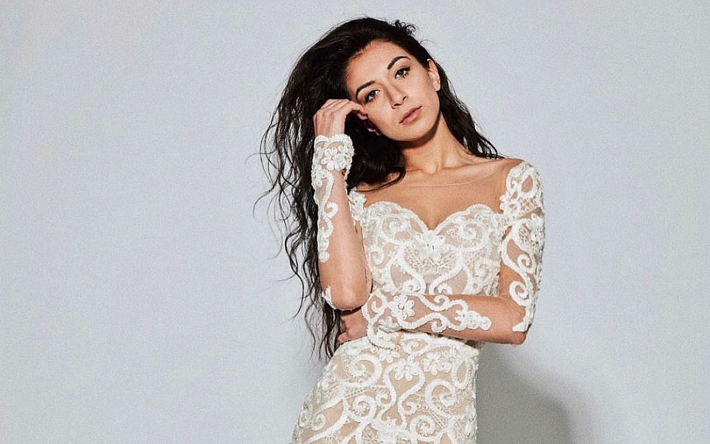 Tamar Morali dans la robe qu'elle portait pour la finale Miss Allemagne, du designer israélien Riki Dalal. (Stefan Joham/ Look Style Magazine)
