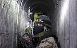 Des hommes armés de la branche armée du Jihad islamique, les Brigades Al-Quds, dans un tunnel utilisé pour transférer des roquettes et des mortiers en vue du prochain conflit avec Israël, alors qu'ils participent à un entraînement militaire dans le sud de la bande de Gaza, le 3 mars 2015 (AFP / Mahmud Hams)