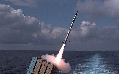 La marine israélienne teste un système de défense antimissile Dôme de fer installé sur un navire, qui a été déclaré opérationnel, le 27 novembre 2017 (Armée israélienne).