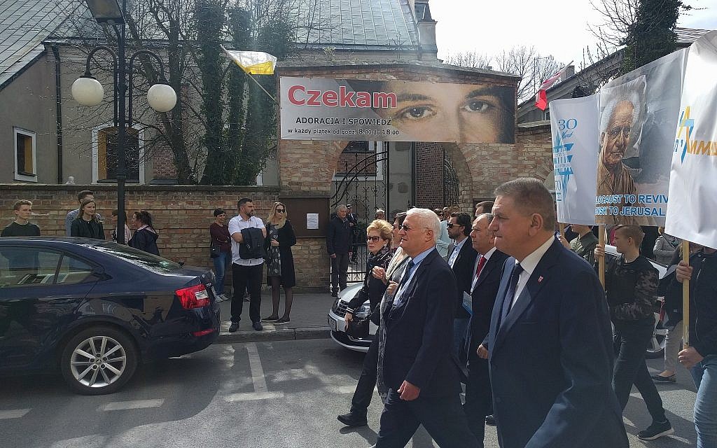 Le maire de Plonsk, Andrzej Pietrasik, au premier plan, défile avec des responsables, dont Chaim Chessler et Sanra Cahn, co-fondateurs du Limmud FSU, qui dirigent une procession en l'honneur du 70e anniversaire d'indépendance d'Israël (Yaakov Schwartz / Times of Israël)