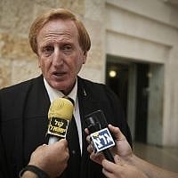 L'avocat Eliad Shraga du Mouvement pour un gouvernement de qualité, devant une salle d'audience à la Cour suprême de Jérusalem, le 5 octobre 2014 ; le Mouvement a déposé une pétition contre des nominations effectuées par le ministre des Affaires étrangères de l'époque, Tzachi Hanegbi (Hadas Parush / Flash90)