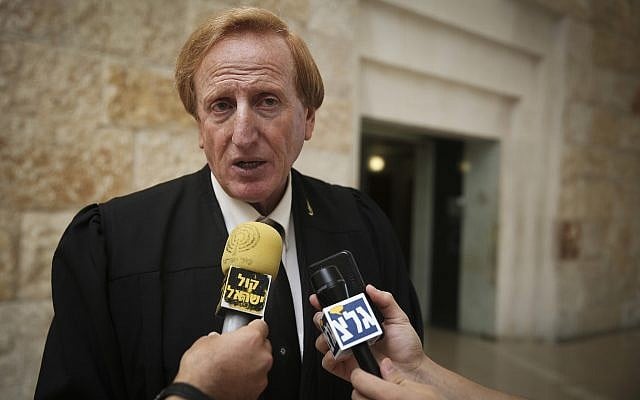 L'avocat Eliad Shraga du Mouvement pour un gouvernement de qualité, devant une salle d'audience à la Cour suprême de Jérusalem, le 5 octobre 2014 ; le Mouvement a déposé une pétition contre des nominations effectuées par le ministre des Affaires étrangères de l'époque, Tzachi Hanegbi (Hadas Parush / Flash90)