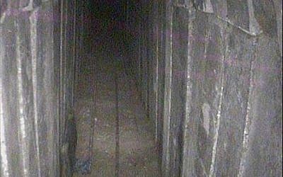 Photo d'illustration : L’intérieur d’un tunnel du Hamas, creusé sous la frontière avec Israël, que l’armée a révélé avoir détruit, le 15 avril 2018 (Porte-parole de Tsahal)