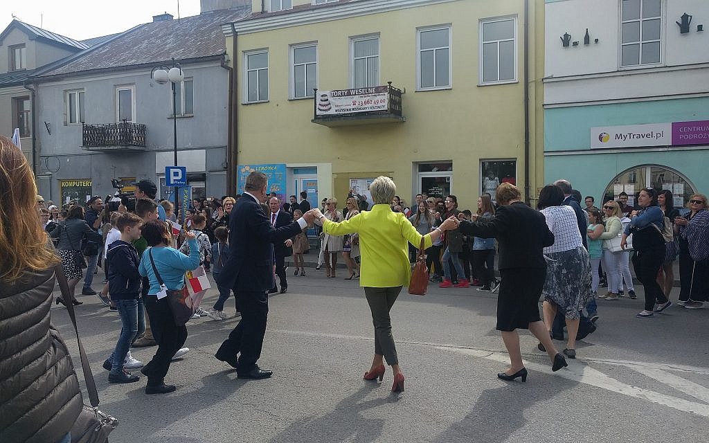 Andrzej Pietrasik, maire de la ville de Plonsk, danse la hora avec des invités et des participants le dimanche 15 avril 2018, en l'honneur du 70e anniversaire d'indépendance d'Israël (Yaakov Schwartz / Times of Israël)