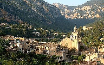 La ville de Valldemossa sur l'île de Majorque, en Espagne, le 4 mai 2003. (Crédit : CC BY-SA Wikimedia commons)
