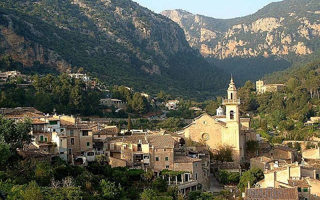 La ville de Valldemossa sur l'île de Majorque, en Espagne, le 4 mai 2003. (Crédit : CC BY-SA Wikimedia commons) La ville de Valldemossa sur l'île de Majorque, en Espagne, le 4 mai 2003. (Crédit : CC BY-SA Wikimedia commons)