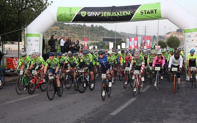 Le Belge Jurgen Morillas prend la première place de l'épreuve du Gran Fundo de New York à Jérusalem, le 24 avril 2018 (Crédit : Tonen Topelberg)