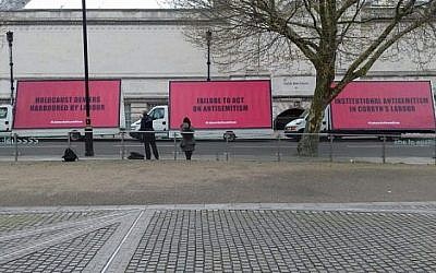 Trois panneaux d'affichage mobiles à l'extérieur du siège du Parti travailliste britannique dénonçant ce que les critiques disent être l'incapacité du parti à faire face à l'antisémitisme dans ses rangs. (UK Jewish News)