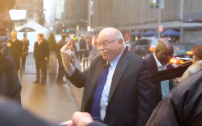 Michael Steinhardt, fondateur de Birthright Israël, fait un doigt d’honneur à des manifestants qui appellent au boycott de son association, à l’entrée de son dîner de gala à New York, le 15 avril 2018 (Crédit : capture d'écran/Twitter)